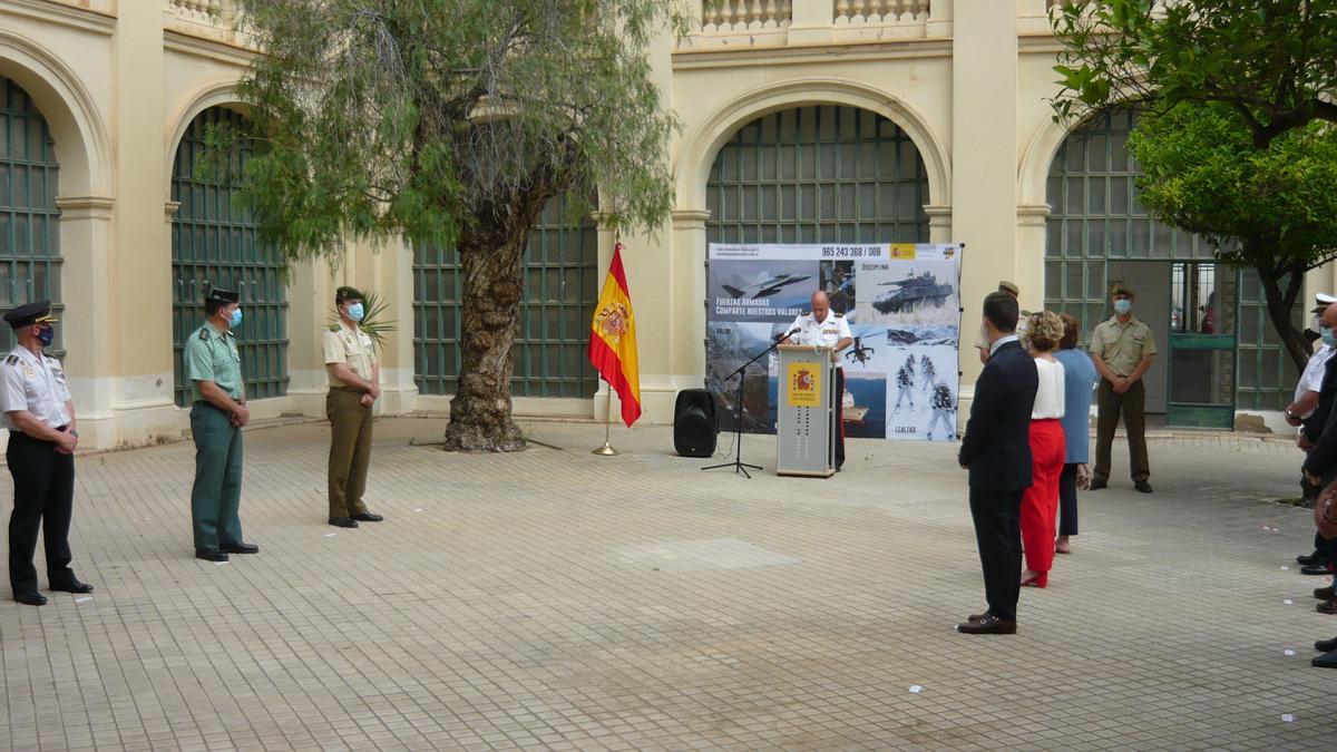 Un momento de la inauguración en la Subdelegación de Defensa en Alicante.