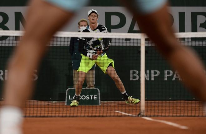 Jannik Sinner de Italia en acción contra Rafael Nadal de España durante el partido de cuartos de final de sus hombres durante el torneo de tenis Abierto de Francia en Roland Garros en París.