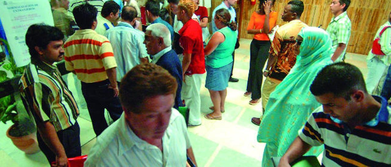 Foto de archivo de una cola de inmigrantes en las oficinas de la Seguridad Social de la capital grancanaria.