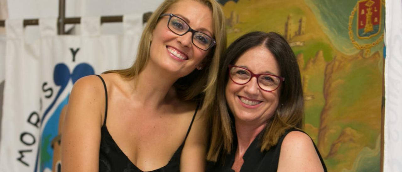 Marisol Bailera y Mar Marín, ayer, en el salón de comparsas de San Blas.