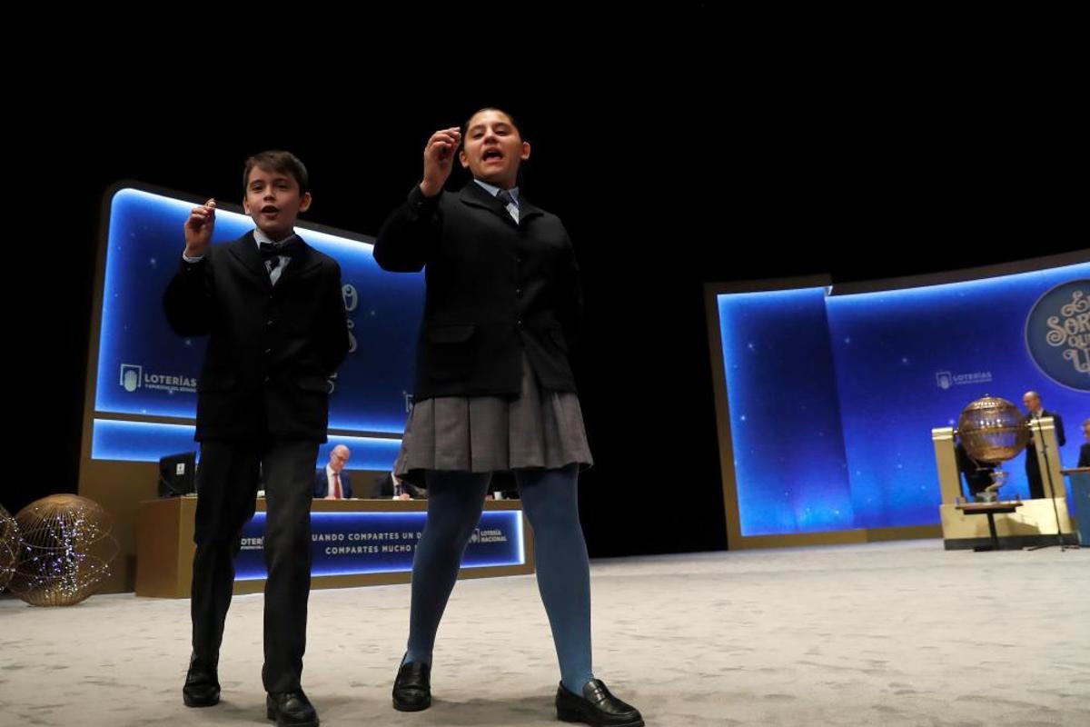 Los niños Nerea Pareja y Luis Alcides muestran las bolas del número 10.989 agraciado con el segundo premio.