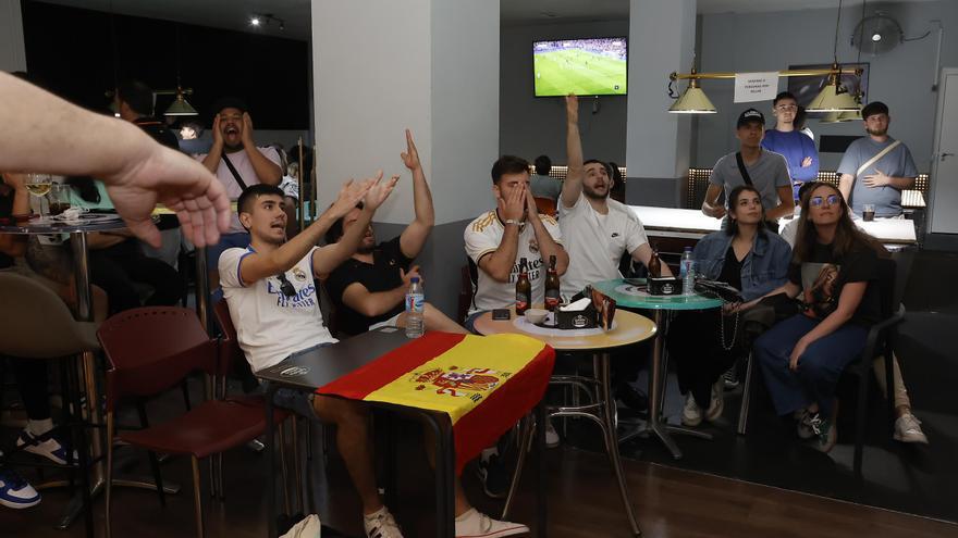 Así se canta la remontada blanca al Bayern de Múnich en el bar del Real Madrid de Mérida