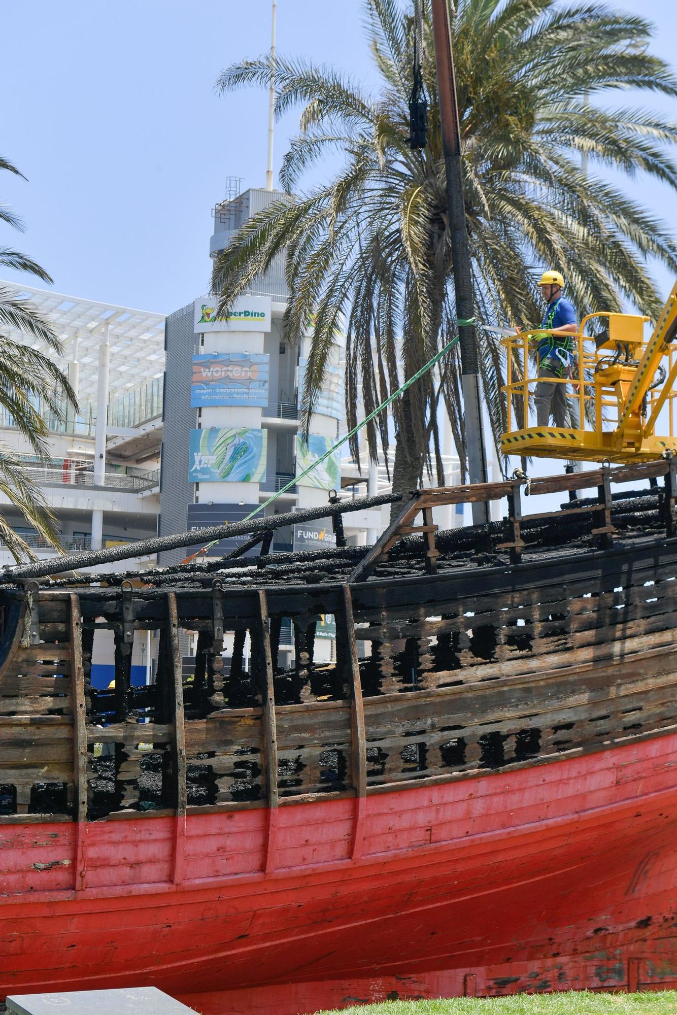 Arde la réplica de 'La Niña' en el Parque de Santa Catalina