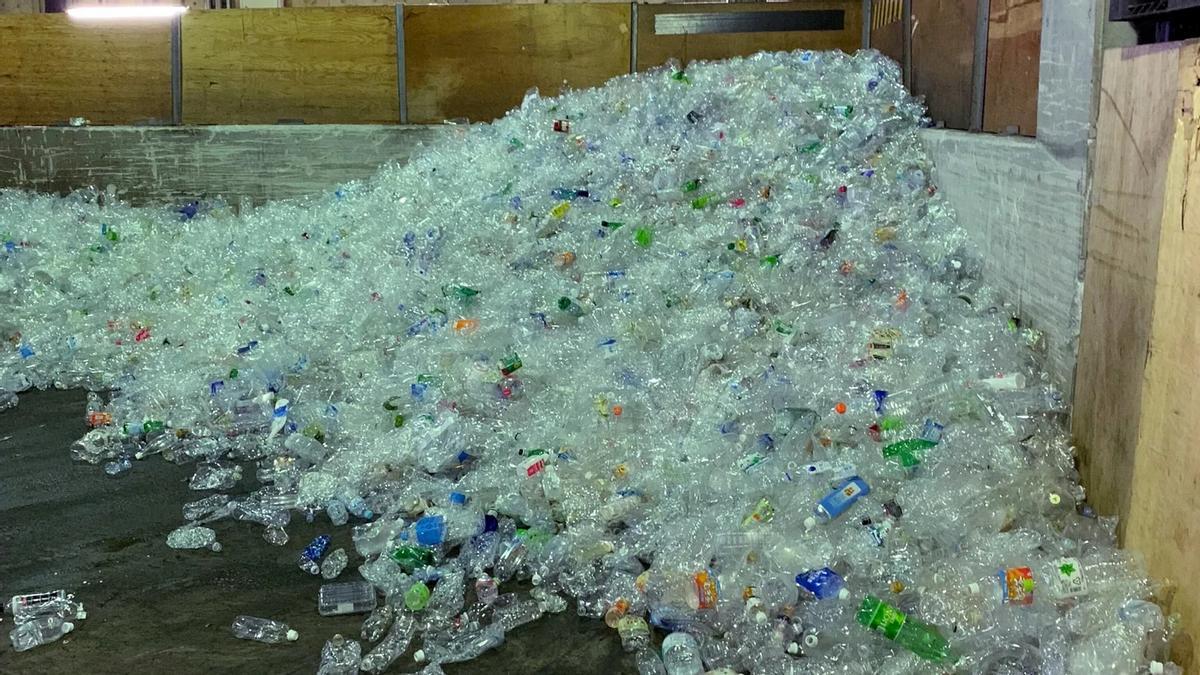 Botellas de plástico que esperan a ser recicladas en Tokio.