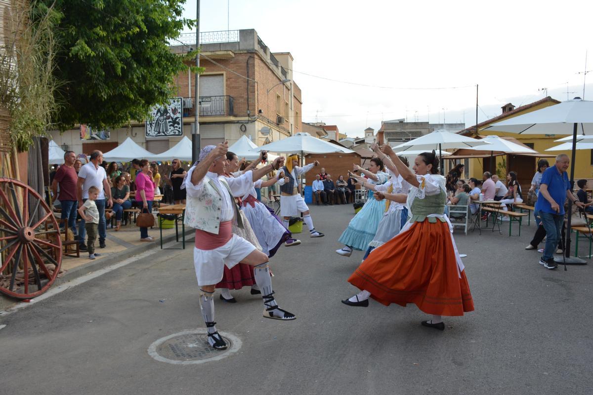 Las danses son una de las tradiciones que se ponen en valor en la Fira Tradicional de Sant Pasqual de El Genovés.
