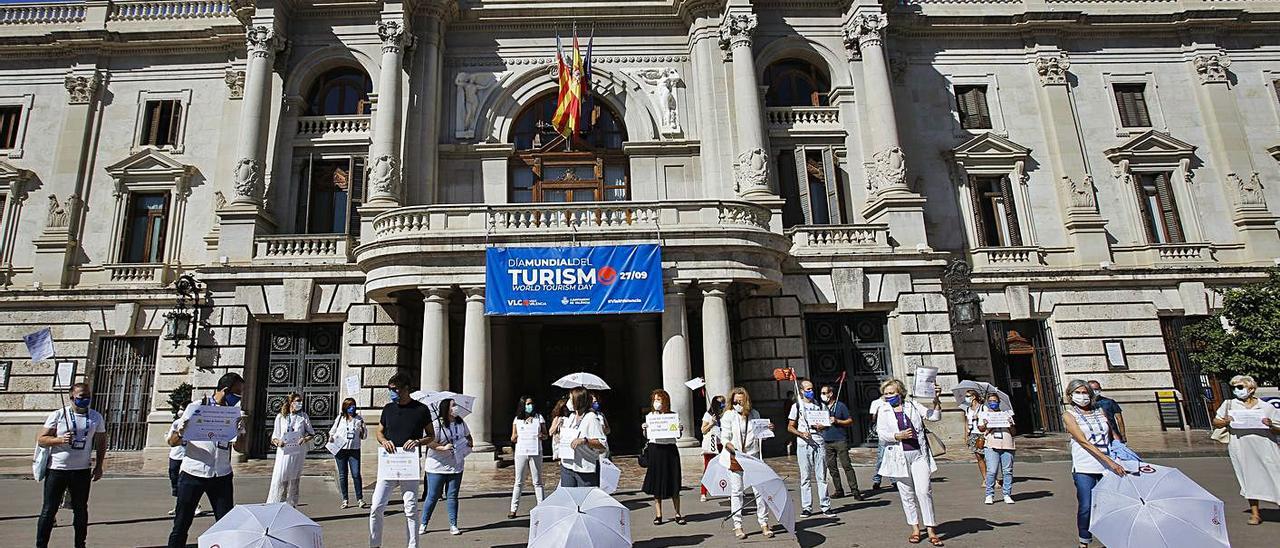 Protesta de guías, esta semana, en la plaza del Ayuntamiento de València.