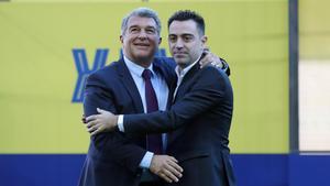 Joan Laporta y Xavi Hernández el día de la presentación del egarense como entrenador del FC Barcelona