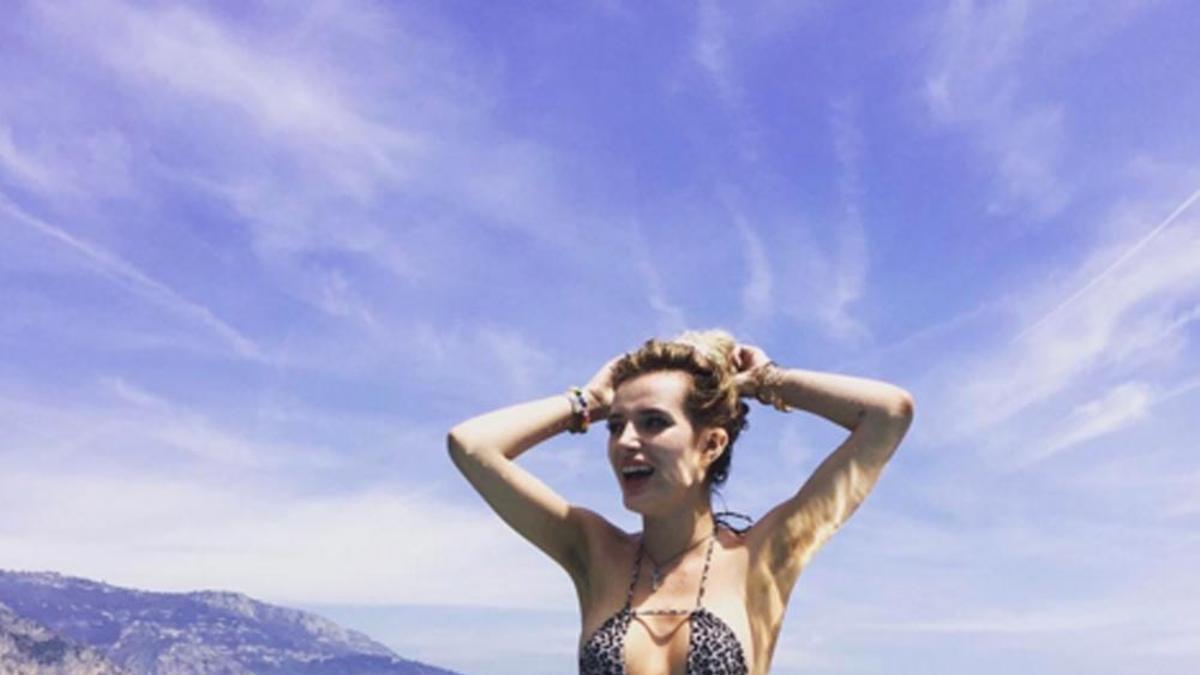 Bella Thorne en una piscina en Cannes