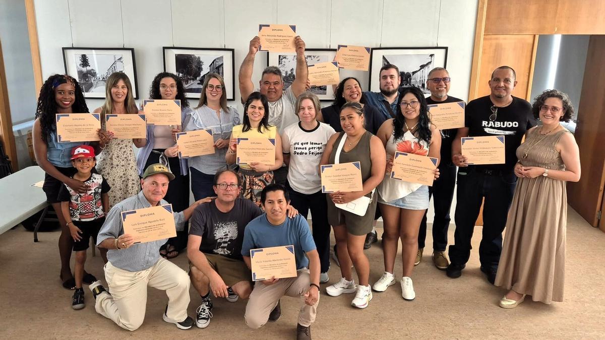 A concelleira Ángeles Pacoret cos participantes no curso de acollemento lingüístico.