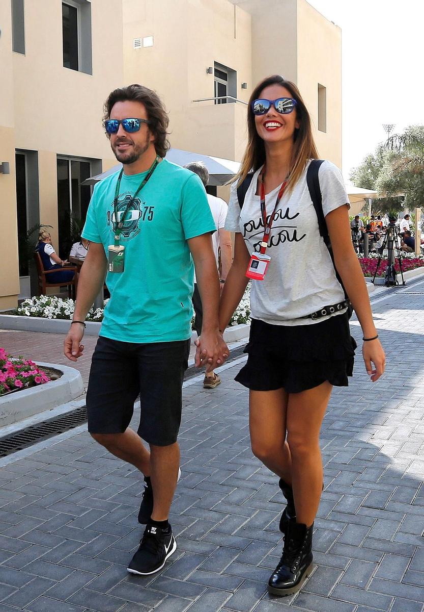 Fernando Alonso y Lara Álvarez paseando por Abu Dhabi