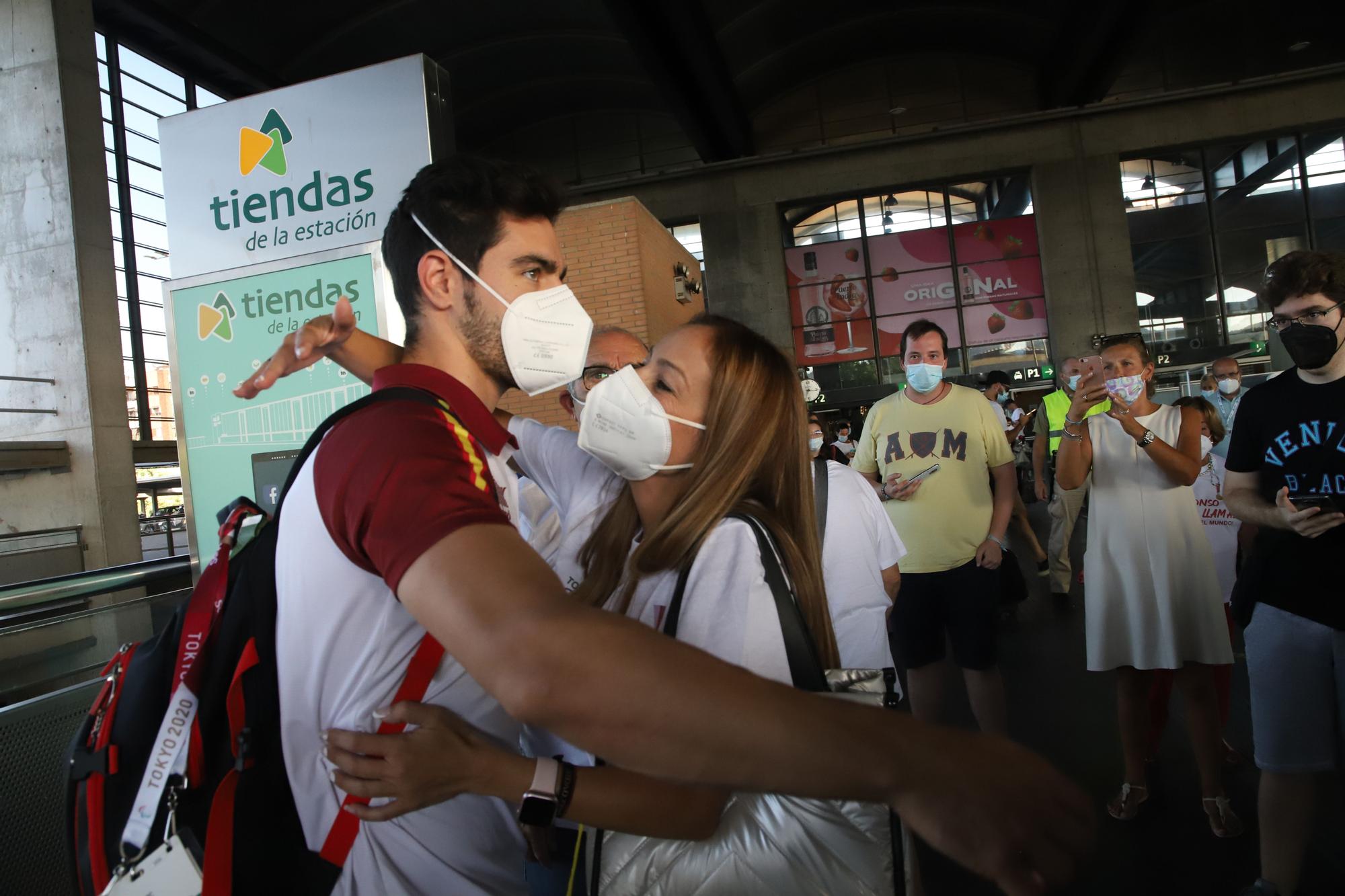 Gran recibiemiento al campeón paralímpico, Alfonso Cabello, a su llegada a Córdoba