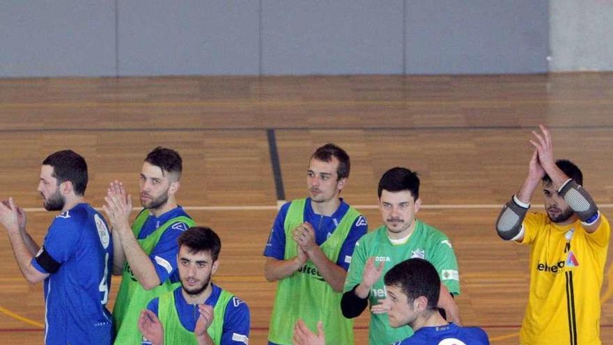 Los jugadores del Mimela-Inversia saludan desde el centro de la pista al término del partido. // Xoán Álvarez