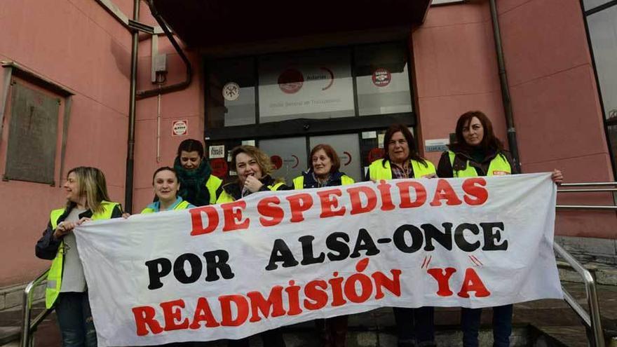 Las acompañantes de los autobuses escolares piden su readmisión