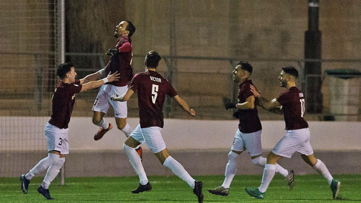 Los jugadores del Eldense celebran el gol de Óscar Díaz. | ALEX DOMÍNGUEZ