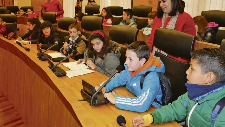 Los alumnos de La Ería examinan al alcalde de Siero