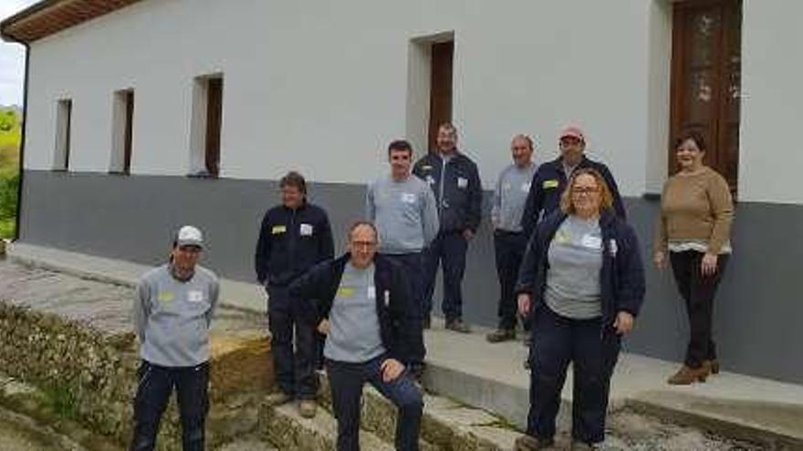 Los alumnos del taller de empleo, junto a la escuela.