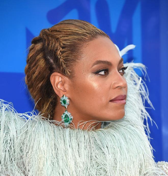 Beyoncé con maquillaje en tonos nude en los MTV Video Music Awards 2016