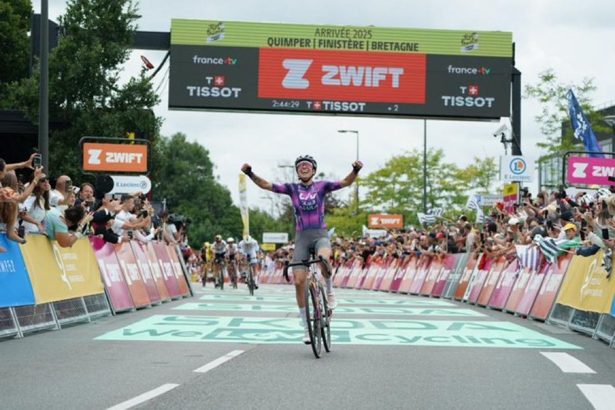 Mavi García celebra su victoria en la segunda etapa del Tour femenino