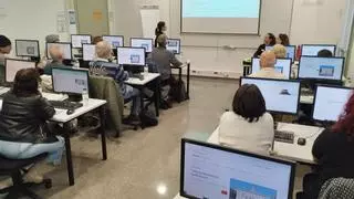 La Generalitat 'ficha' a 20 altruistas para rediseñar su web: "Es mejor participar que quejarte de que no funciona"