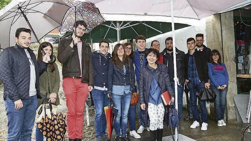 Rocío de Frutos, con miembros de Juventudes Socialistas. // I. Osorio