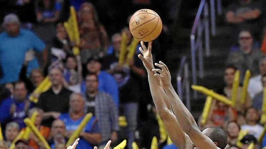 Ibaka es venja dels Thunder amb la seva millor marca i la cistella guanyadora