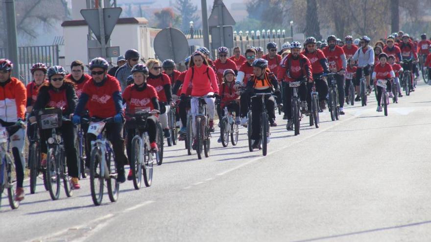 Los ciclistas, durante los 15 kilómetros de esta prueba social
