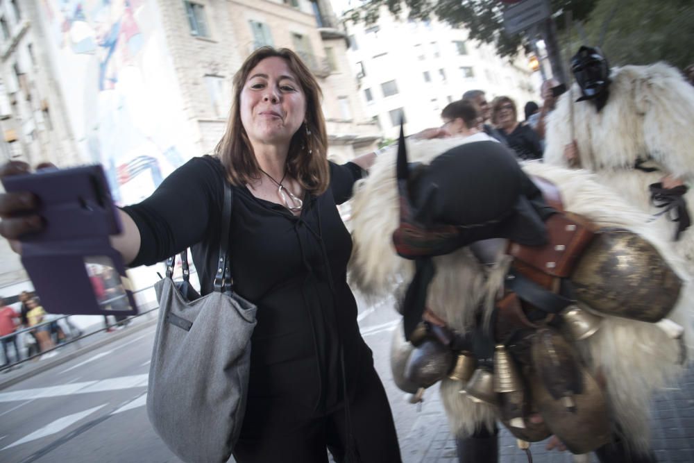 La Mediterrània esclata en un dissabte d''espectacles originals i molta gent al carrer