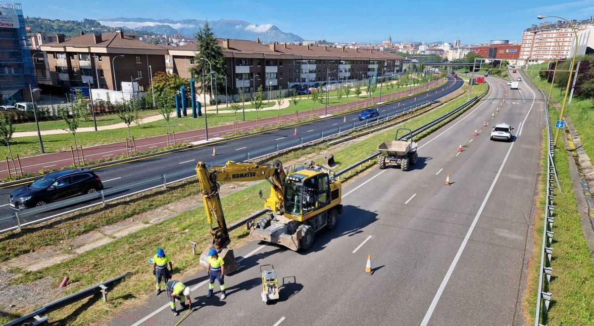 Operarios y una excavadora inician los trabajos causantes de la reordenación del tráfico. | LNE