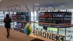 Pantallas con las valoraciones de Euronext, bolsa de valores panaeuropea. 