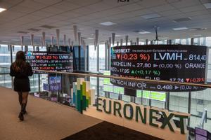 Pantallas con las valoraciones de Euronext, bolsa de valores panaeuropea. 