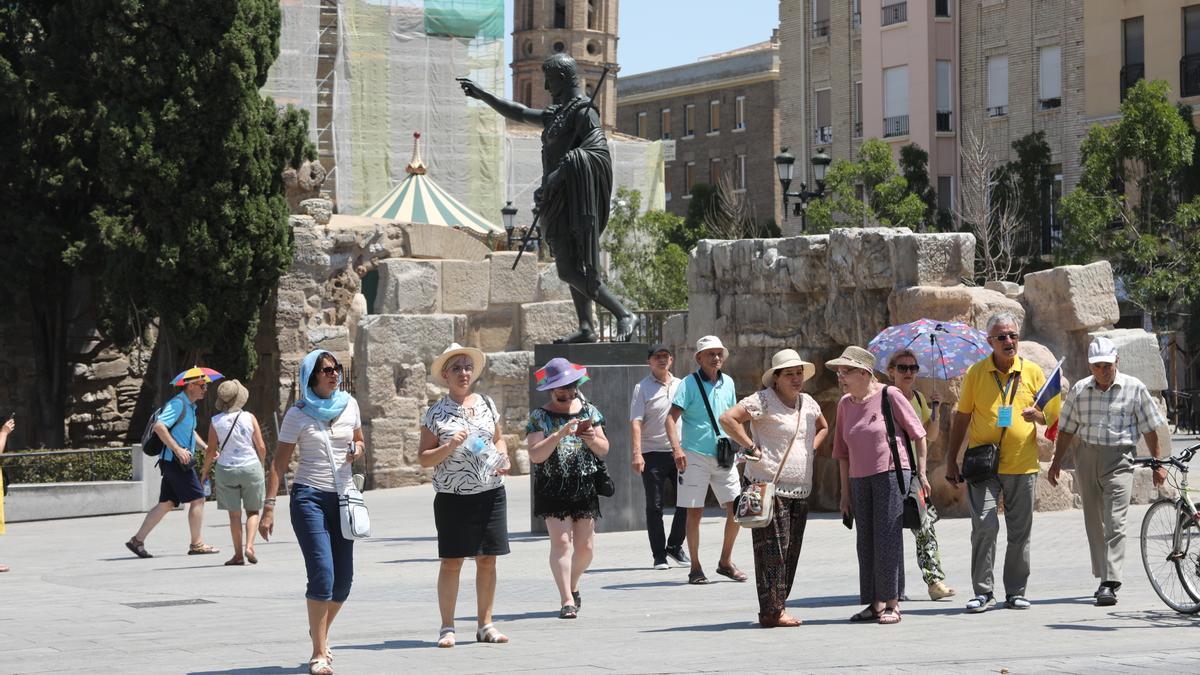 Turistas visitan las ruinas romanas de Zaragoza el pasado mes de julio.