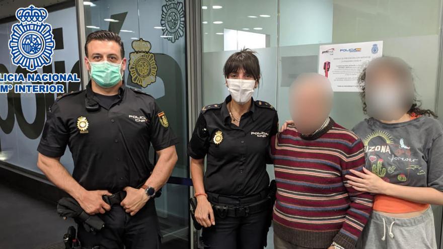 Policías posando con el hombre desaparecido tras poder localizar su residencia.