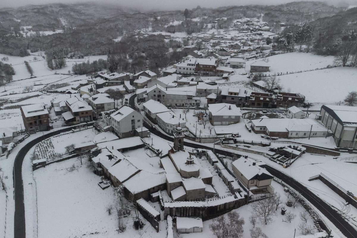 El sábado la cota de nieve comenzará a 800 metros y continuará ascendiendo. En la imagen, panorámica de San Xoán de Río (Ourense) tras las intensas nevadas de la semana pasada