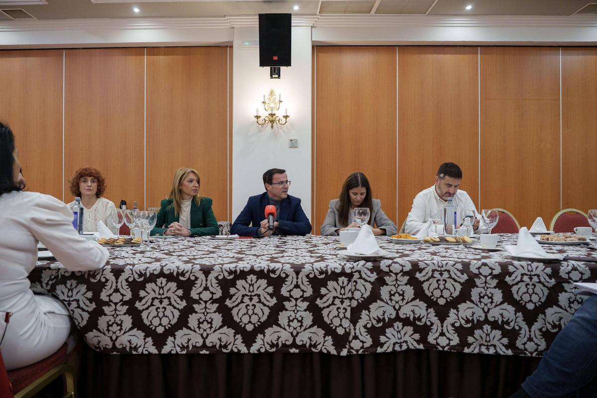 El candidato del PSOE a la presidencia de la Junta en un desayuno de prensa en Mérida.