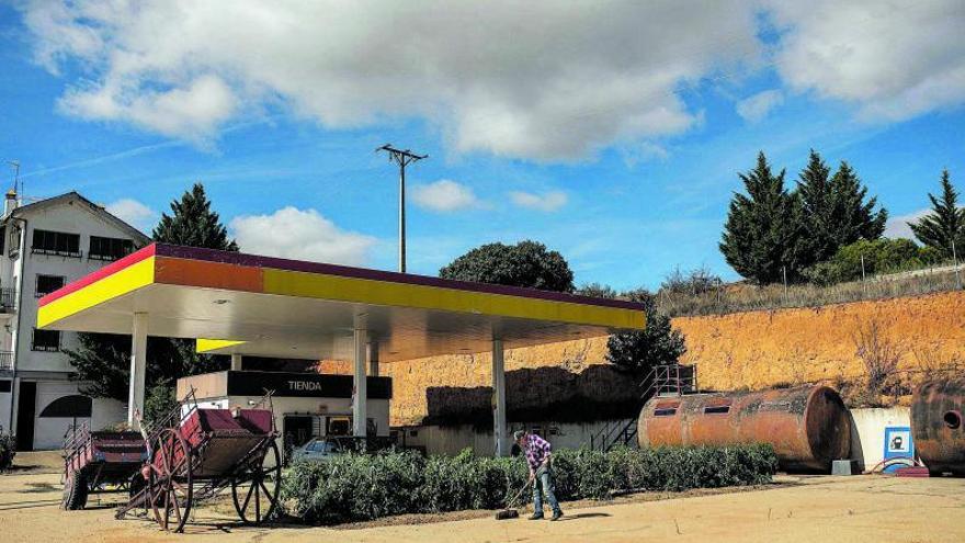 Un huerto en lo que antes era la estación de servicio de Sitrama de Tera