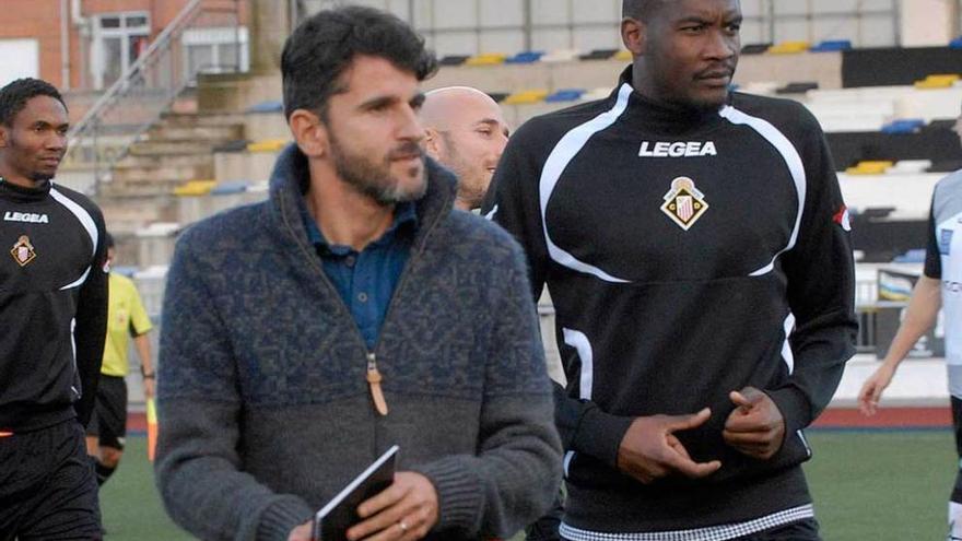 Iván Ania, entrenador del Oviedo, junto al delantero Samir.