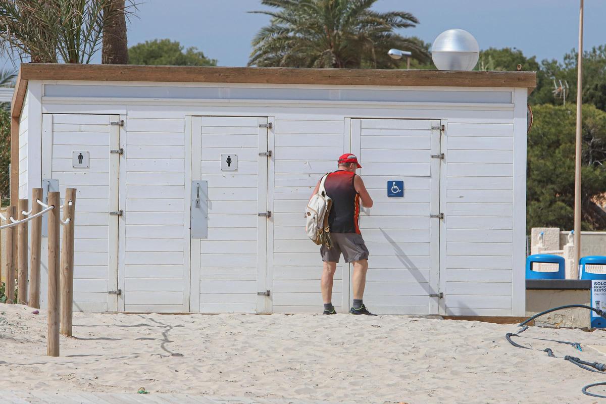 Uno de los aseos que hay instalados en las playas de Orihuela