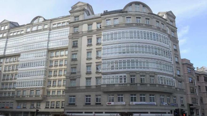 El edificio Fenosa, con el inmueble protegido de la avenida Finisterre a la derecha.