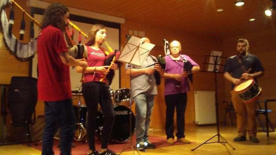 La escuela El Ablanu despide el curso con un concierto solidario