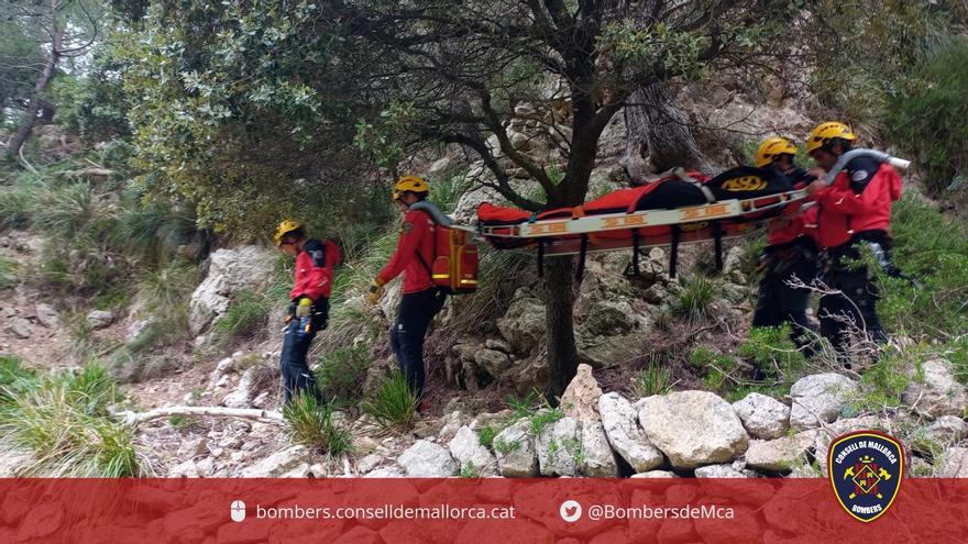 Bombers de Mallorca rescatan a un excursionista al precipitarse en Fornalutx