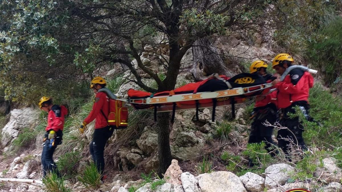 Bombers de Mallorca portean al excursionista tras sufrir el accidente en Fornalutx.