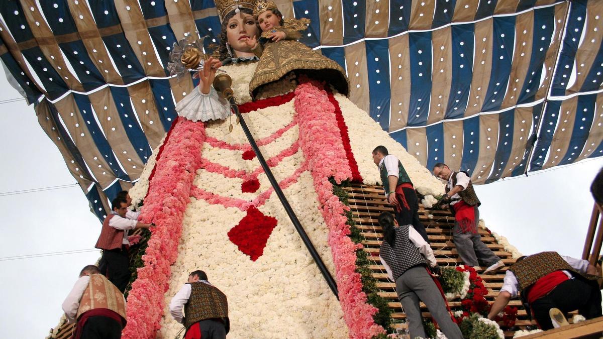 Cúando se podrá visitar el manto de la virgen en la plaza