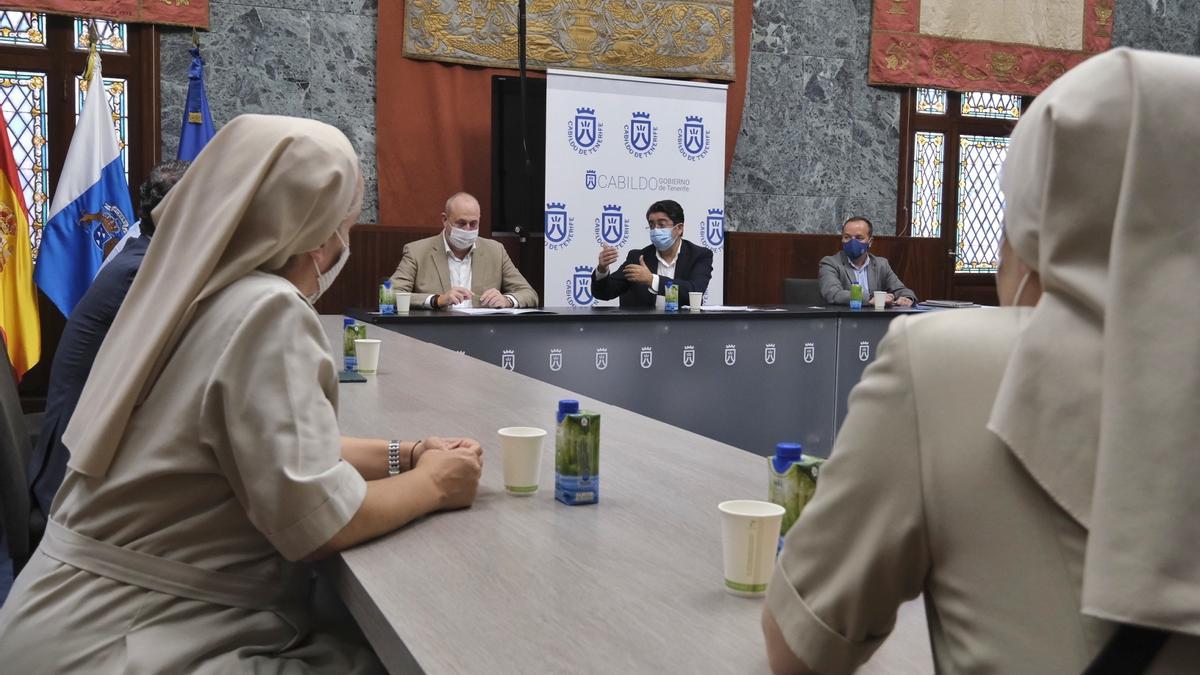 Enrique Arriaga, Pedro Martín y Tomás Félix García en la reunión con afectados por el muro de La Montaña, como las representantes del colegio Pureza de María