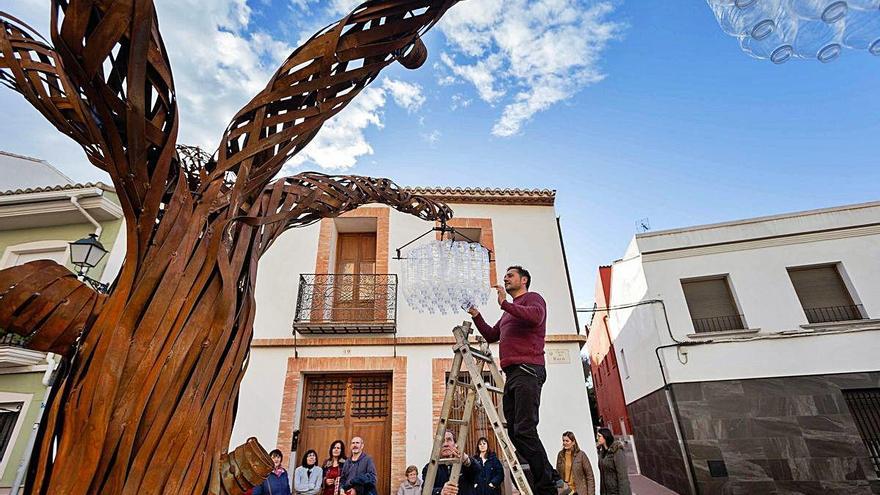 El montaje de la singular escultura instalada en la plaza del Racó de Benipeixcar, en Gandia.