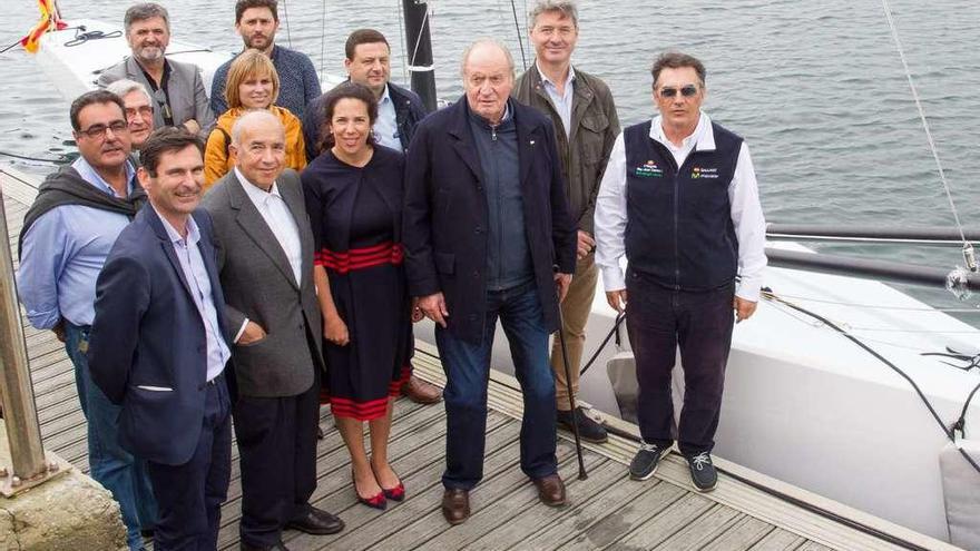 El Rey don Juan Carlos, junto a Pedro Campos, en la botadura del nuevo barco. // FDV