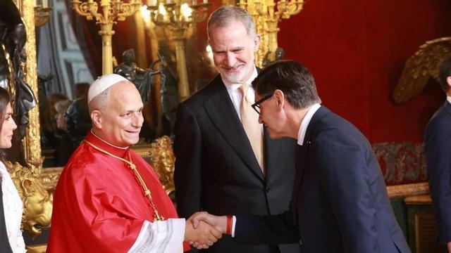El president Salvador Illa saluda el papa Lleó XIV a Madrid, acompanyat pel rei Felip VI.