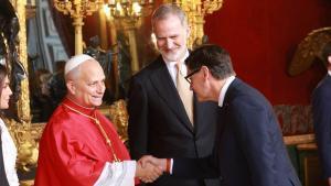 El president Salvador Illa saluda al papa León XIV en Madrid, acompañado por el Rey Felipe VI.