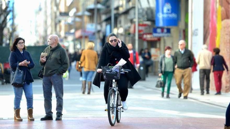 Un ciclista por el centro de Pontevedra. // Gustavo Santos