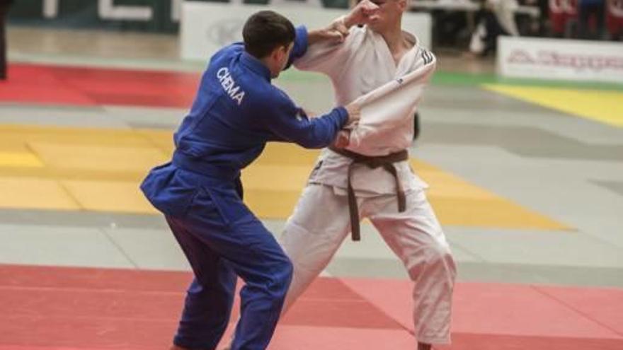 Uno de los combates de la categoría de cadete de la Supercopa disputados ayer en el Pitiu.