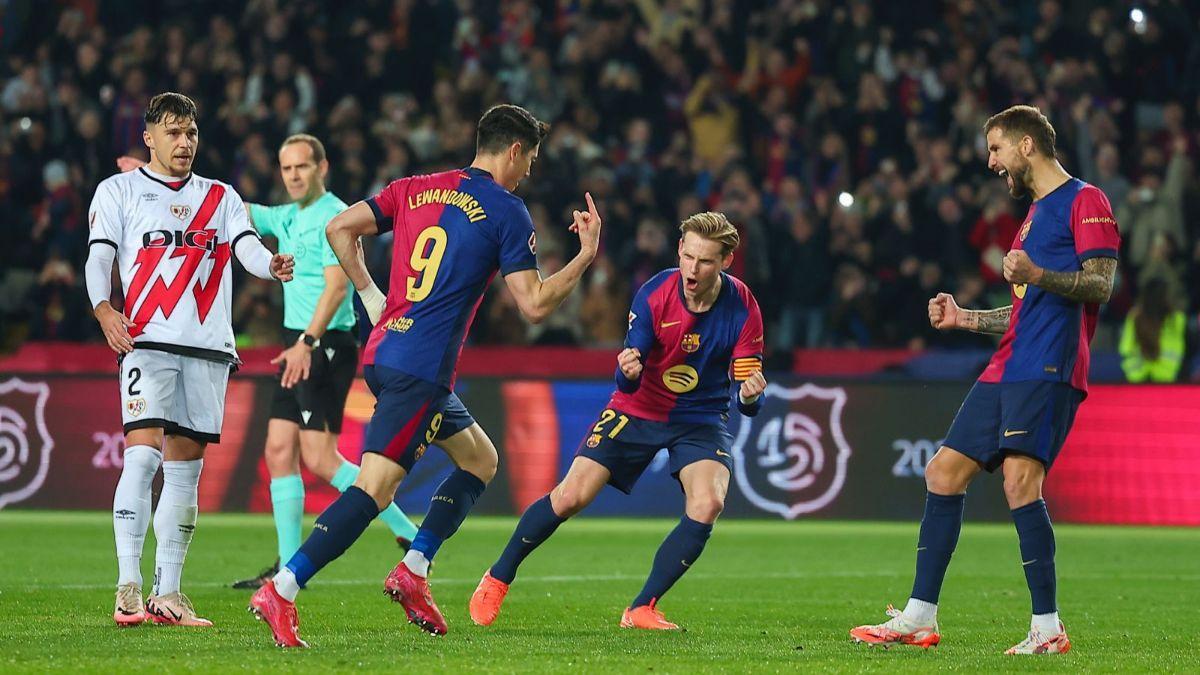 Lewandowski celebra su gol contra el Rayo ante De Jong e Iñigo Martínez